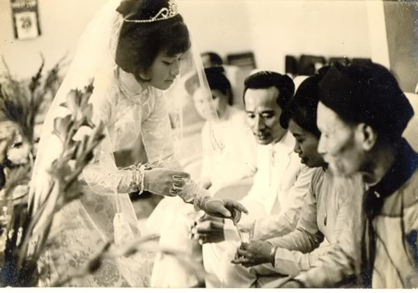 mariage vietnamien mariee sert the aux proches